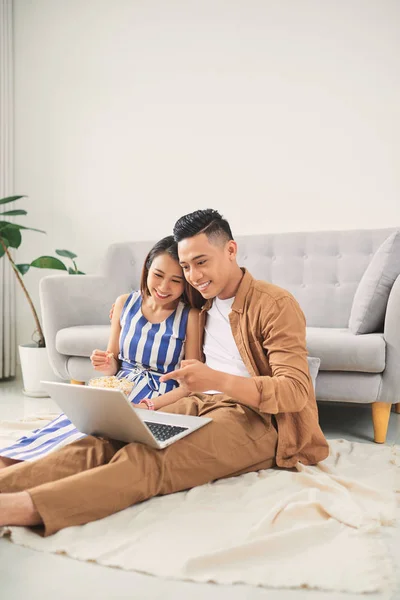 Porträt Eines Schönen Jungen Paares Mit Laptop Hause — Stockfoto