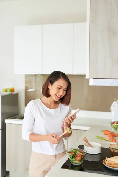 Bella Giovane Donna Che Indossa Grembiule Cucinare Insalata Sana Cucina — Foto Stock