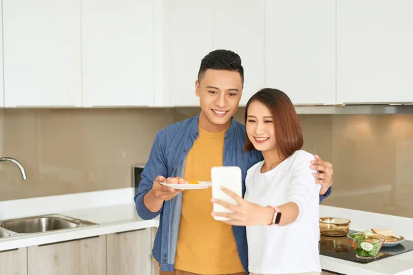 Romântico Jovem Asiático Casal Cozinhar Juntos Usando Telefone Celular Para — Fotografia de Stock