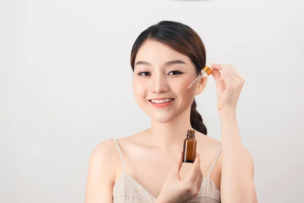 Joven Mujer Increíble Posando Aislado Sobre Fondo Blanco Sosteniendo Aceite —  Fotos de Stock