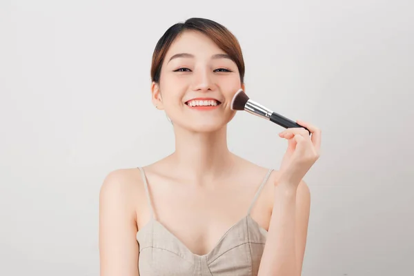 Mujer Alegre Está Haciendo Maquillaje Cara Usando Cepillo Rutina Belleza —  Fotos de Stock