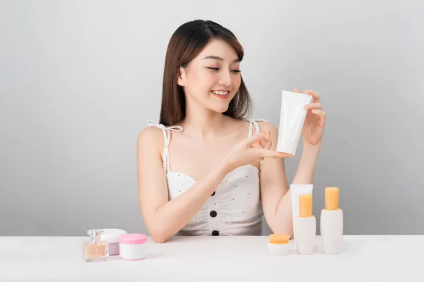 Concepto Salud Belleza Atractiva Mujer Asiática Aplicando Crema Sobre Piel —  Fotos de Stock