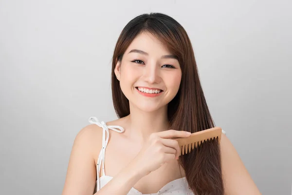 Retrato Uma Bela Jovem Asiática Feminino Penteando Seu Longo Cabelo — Fotografia de Stock