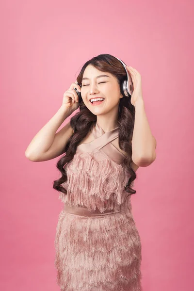 Счастливая Веселая Азиатка Беспроводных Наушниках Слушающая Музыку Розовом Фоне — стоковое фото