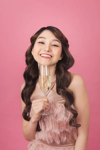 Femme Heureuse Robes Mode Tenant Champagne Regardant Caméra Avec Joie — Photo