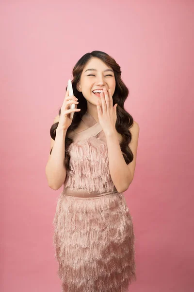 Belle Jeune Femme Asiatique Qui Parle Téléphone — Photo