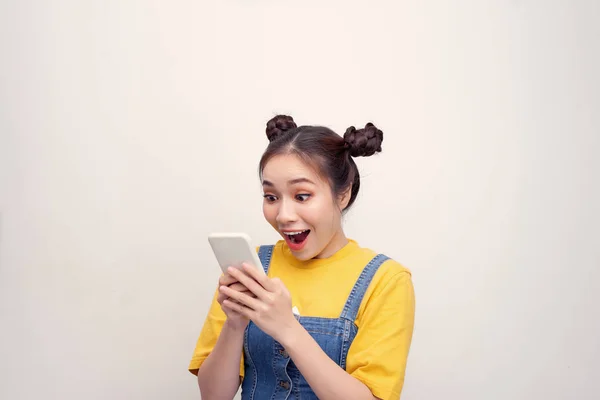 Joven Asiática Chica Hodling Teléfono Sorprendida — Foto de Stock