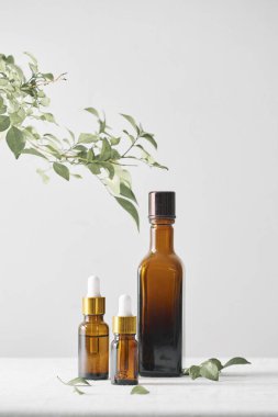 Ahşap arka plan ilaç şişeleri aroma yağı ile. Seçici odak, yatay. 
