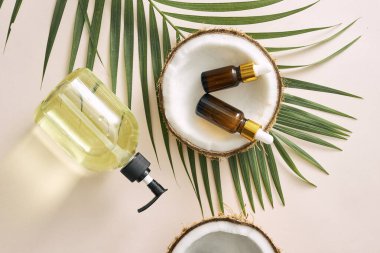 Kırık Hindistan cevizi ve tablo - spa, Cilt Bakımı, saç bakım ve gevşeme kavramı üzerine bir şişe 