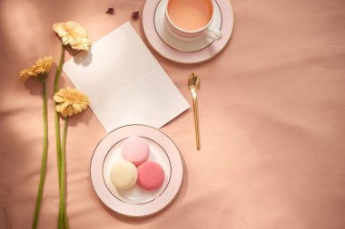 Zarf, çiçek ve bir fincan çay ile makarna 