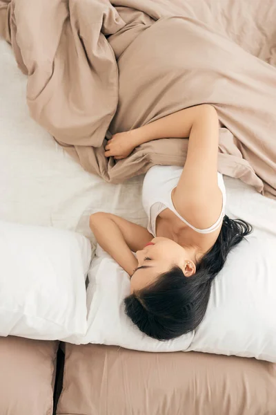 Morgen Der Schönen Jungen Asiatischen Frau Liegend Auf Dem Bett — Stockfoto