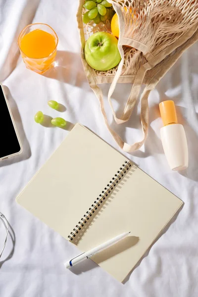 Sommer Picknick Konzept Notizbuch Obst Tasche Strohhut Sonnencreme Kamera Und — Stockfoto