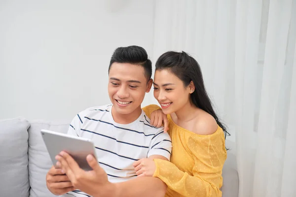 Jovem Casal Feliz Sentado Sofá Usando Tablet Digital Conceito Compras — Fotografia de Stock