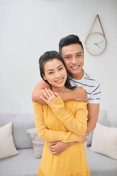 Casal Jovem Romântico Abraçando Sala Estar — Fotografia de Stock