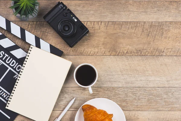 Película Clapper Con Papel Bolígrafo Pastel Taza Café Fondo Tablones — Foto de Stock