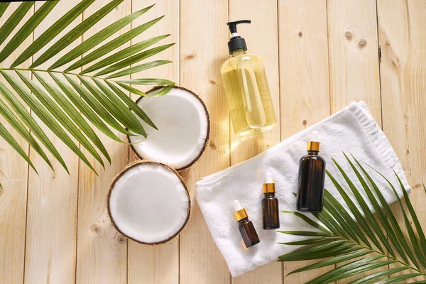 Gebarsten Kokos Een Flesje Olie Tafel Spa Huidverzorging Haarverzorging Ontspanning — Stockfoto