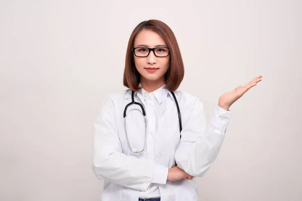 Joven Doctora Mostrando Espacio Copia Aislado Sobre Fondo Blanco —  Fotos de Stock