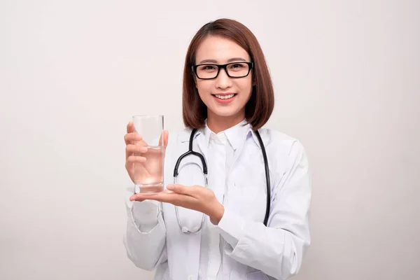 Jovem Médico Segurando Vidro Água Sobre Fundo Branco — Fotografia de Stock