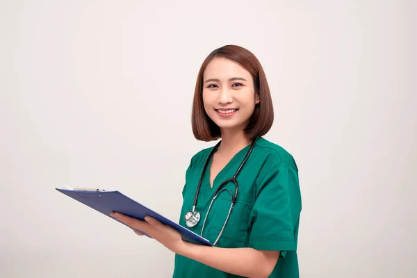 Asiatique Infirmière Femme Avec Dossier Isolé Sur Fond Blanc — Photo