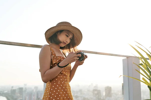 Joven Hermosa Mujer Viajero Asiático Utilizando Cámara Digital Compacta Sonrisa — Foto de Stock