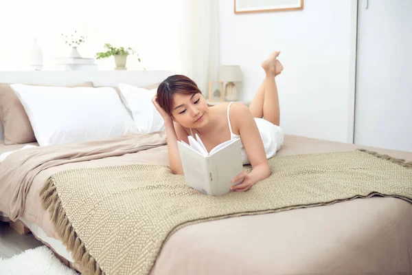 Beautiful Asian Woman Reading Book Lying Bed Morning — Stock Photo, Image