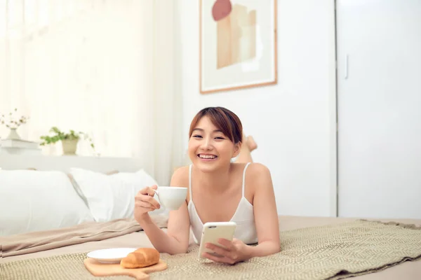 Portrait Young Asian Woman Enjoying Morning Bed While Using Mobile — Stock Photo, Image