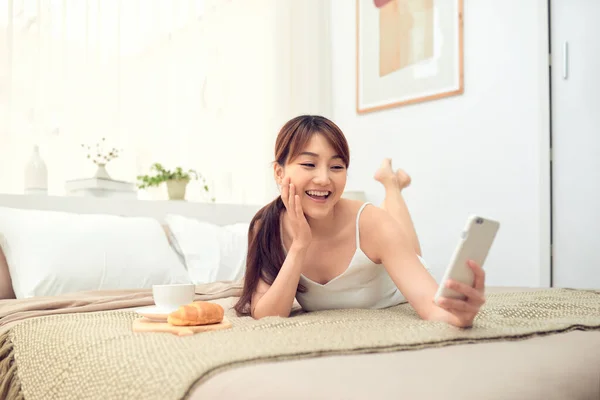 Beautiful Asian Woman Using Mobile Phone Selfie While Lying Bed — Stock Photo, Image