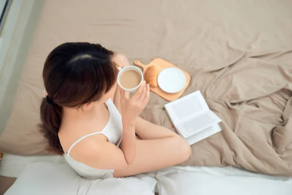 Mulher Asiática Ler Livro Com Xícara Café Cama Pela Manhã — Fotografia de Stock