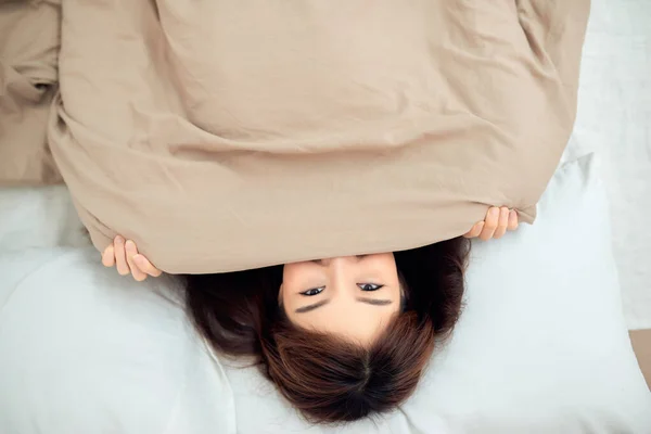 Ovanifrån Den Vackra Asiatiska Flickan Sängen Filten — Stockfoto