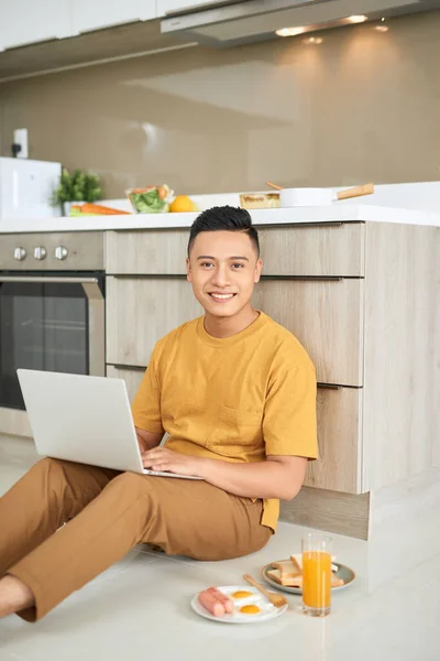 Jovem Homem Negócios Está Sorrindo Tomando Café Manhã Trabalhando Laptop — Fotografia de Stock