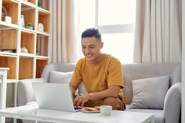 Jovem Está Navegando Seu Laptop Chamando Com Cliente Sofá Casa — Fotografia de Stock