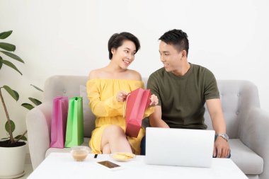 Sofe 'deki genç Asyalı çift İnternet' te sörf yapıyor.