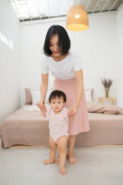 Sevgi dolu bir aile. Anne ve kızı oynuyorlar.