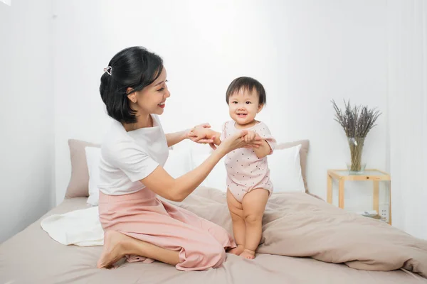 Feliz Familia Amorosa Madre Hija Niña Jugando — Foto de Stock