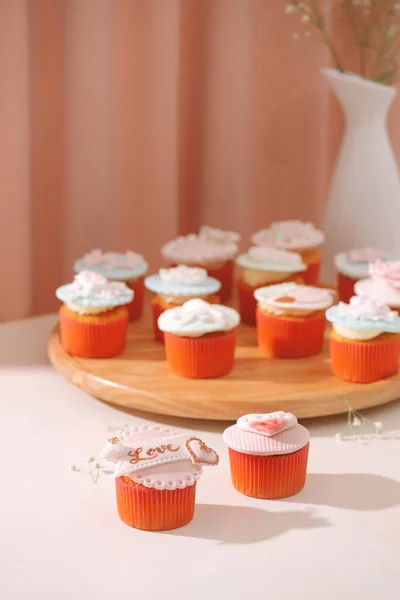 Vele Lekkere Cupcakes Valentine Zoete Liefde Cupcake Tafel Lichte Achtergrond — Stockfoto