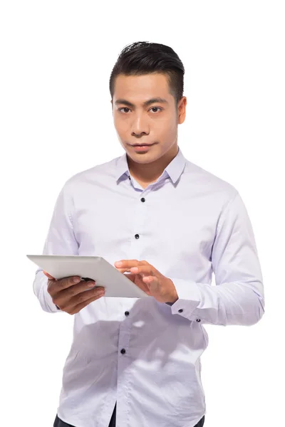 白い背景で隔離のタブレット コンピューターを使用してカジュアルな男 — ストック写真