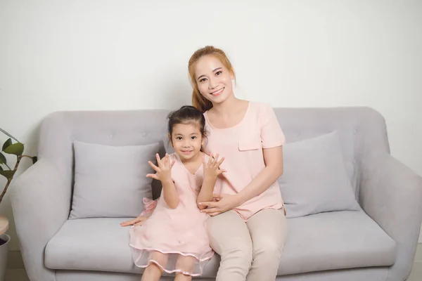 Mãe Menina Sorrindo Sala Estar — Fotografia de Stock