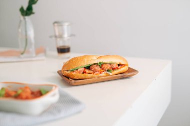 Geleneksel Vietnam kahvaltı yemeği Banh Mi Xiu Mai