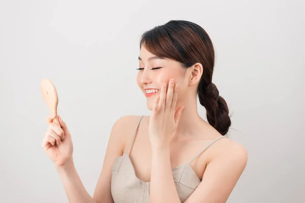 Jonge Aziatische Huid Zorg Vrouw Glimlachen Kijken Spiegel — Stockfoto
