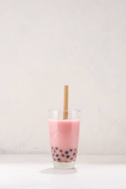 Beyaz arka planda izole edilmiş çilek aromalı boba çayı / buble çayı