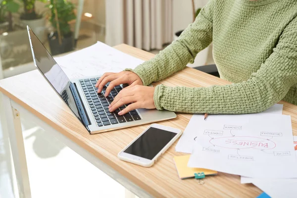 Junge Asiatische Geschäftsfrau Arbeitet Ihrem Büro Laptop — Stockfoto