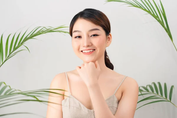Portrét Asijské Šťastné Ženy Stojící Zelenými Listy Kolem Bílém Pozadí — Stock fotografie