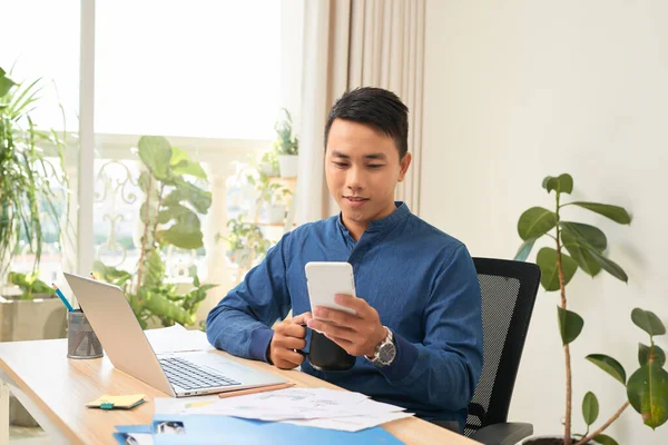 Empresario Mano Sosteniendo Uso Mensajes Texto Teléfono Celular Espacio Trabajo — Foto de Stock