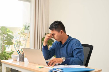 İş, insan ve iş kavramı - ofisinde yorgun işadamı