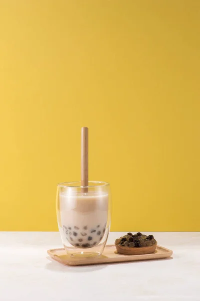 Glas Kopp Pärla Mjölk Även Kallad Bubble Tea Och Tallrik — Stockfoto