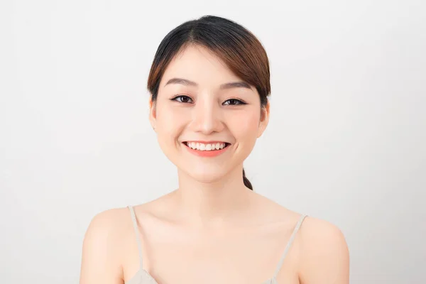 Schöne Lächelnde Frau Mit Sauberer Haut Natürlichem Make Und Weißen — Stockfoto