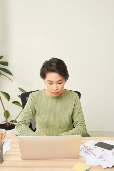 Joven Mujer Negocios Asiática Empresario Utilizando Computadora Mirando Pantalla Trabajo — Foto de Stock
