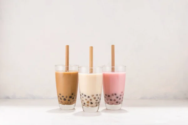 Varios Bubble Tea Vasos Con Pajitas Bebida Sobre Fondo Blanco —  Fotos de Stock