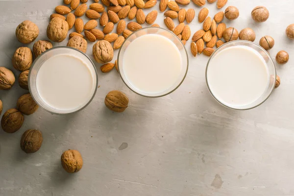 杯の牛乳 マカダミア アーモンド クルミ トップ ビュー — ストック写真