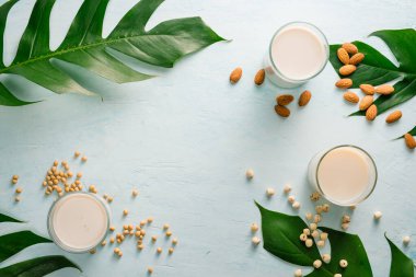 Süt gözlükleri: badem, soya ve Lotus tohumu. Üst görünüm.